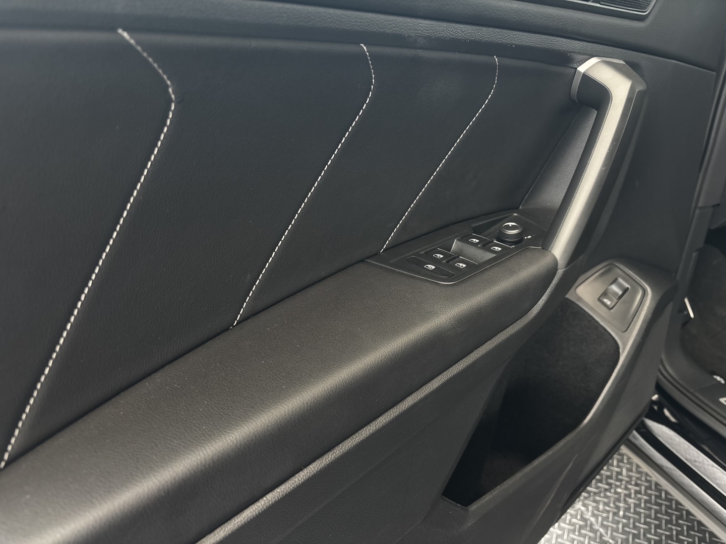 Volkswagen Tiguan 2.0 300 TSI Gasolina Allspace R-Line Automático — foto 4 de 13