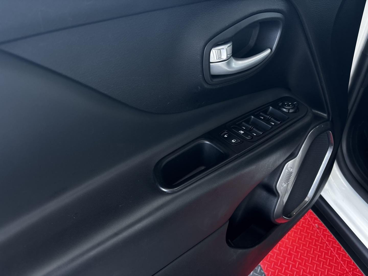 Jeep Renegade 1.3 T270 Turbo Flex Longitude AT6 — foto 4 de 13