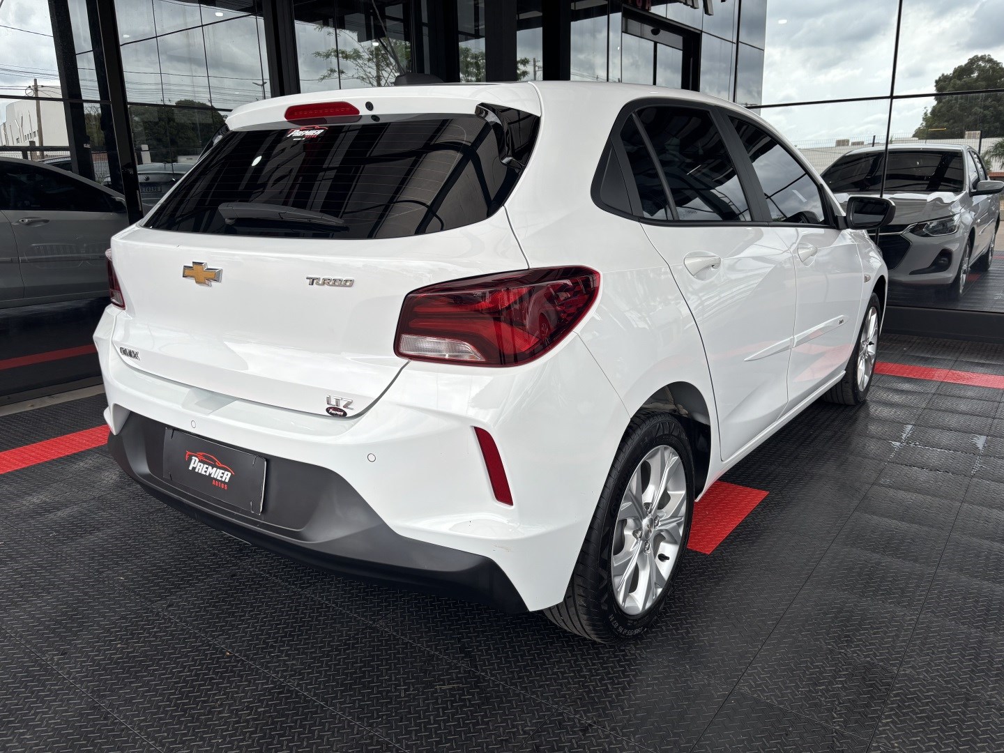 Chevrolet Onix 1.0 Turbo Flex LTZ Automático — foto 8 de 13