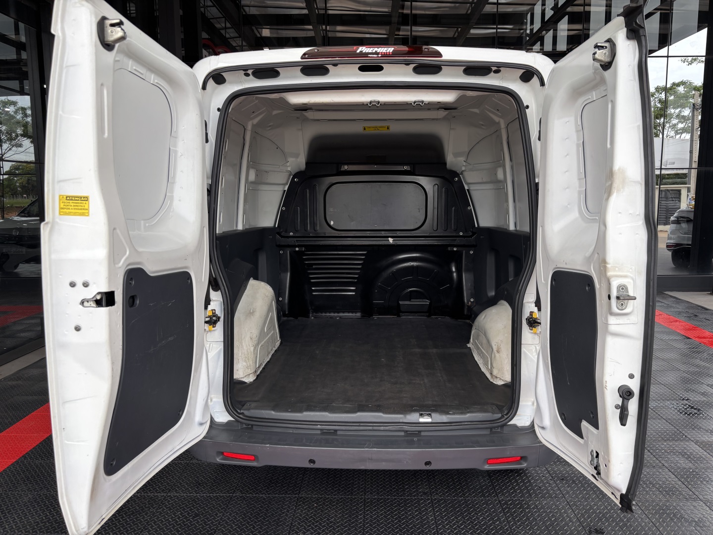 Fiat Fiorino 1.4 MPI Furgão Hard Working 8V Flex 2P Manual — foto 10 de 12