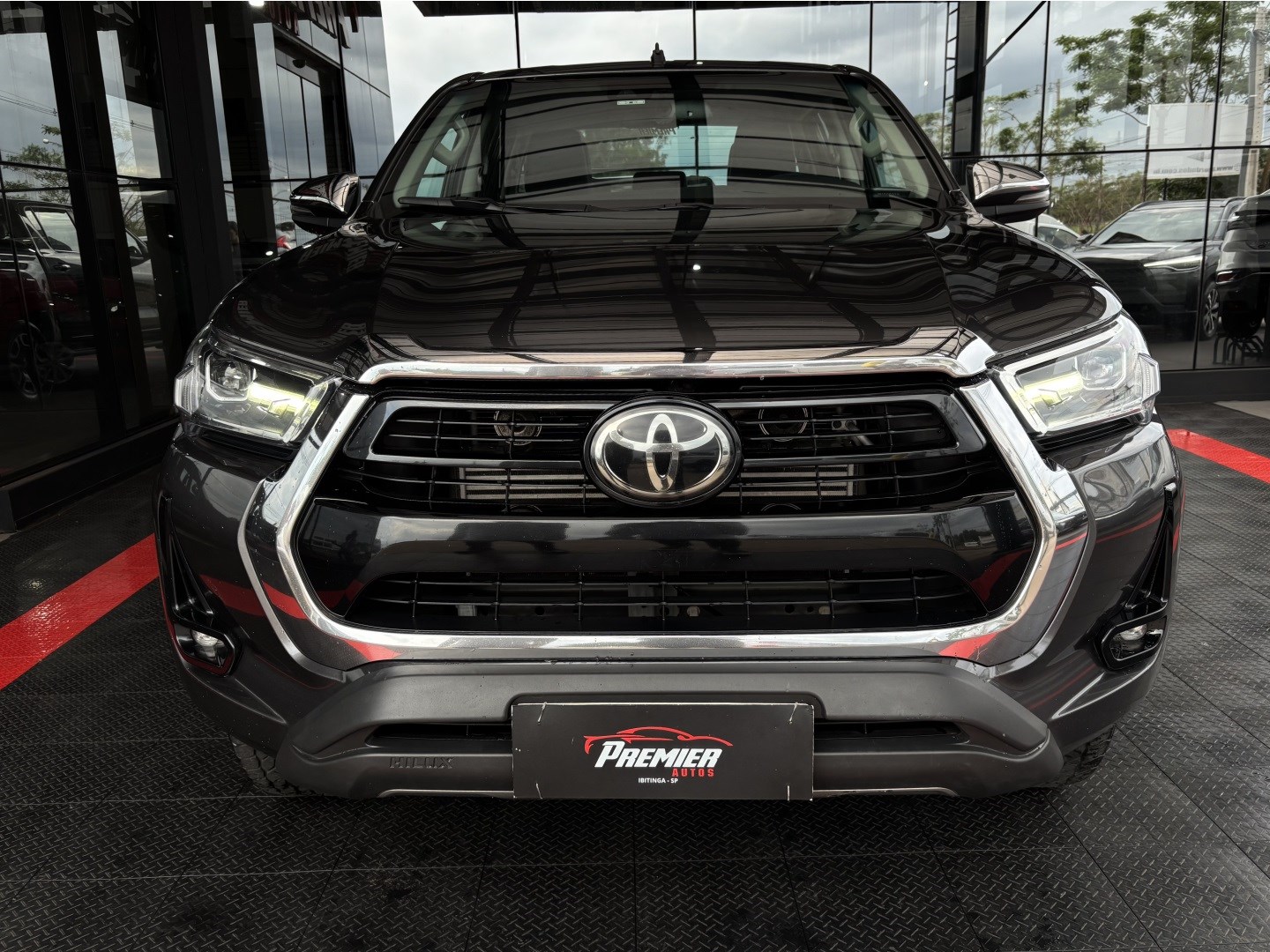Toyota Hilux 2.8 D-4D Turbo Diesel CD SRX 4X4 Automático — foto 2 de 13