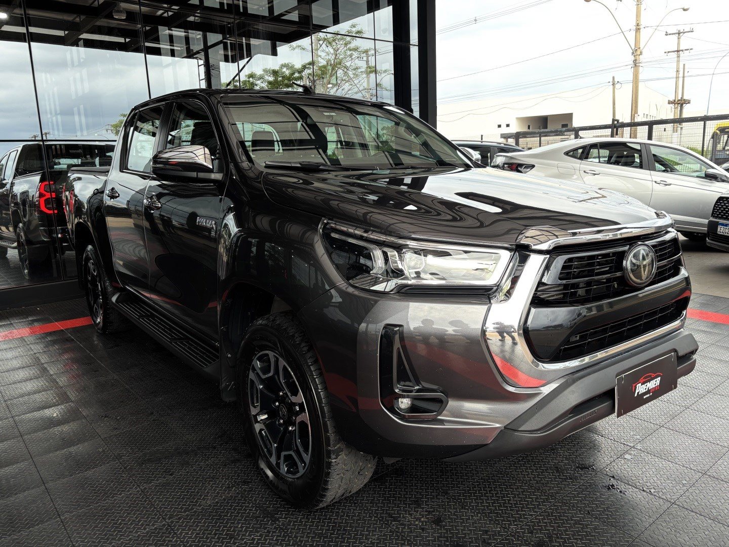 Toyota Hilux 2.8 D-4D Turbo Diesel CD SRX 4X4 Automático — foto 3 de 13